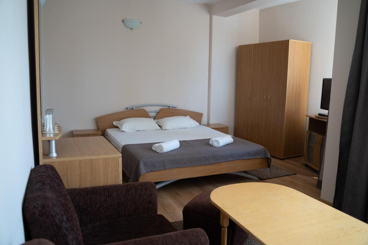 Hotel Velista Вонешта-Вода Экстерьер фото